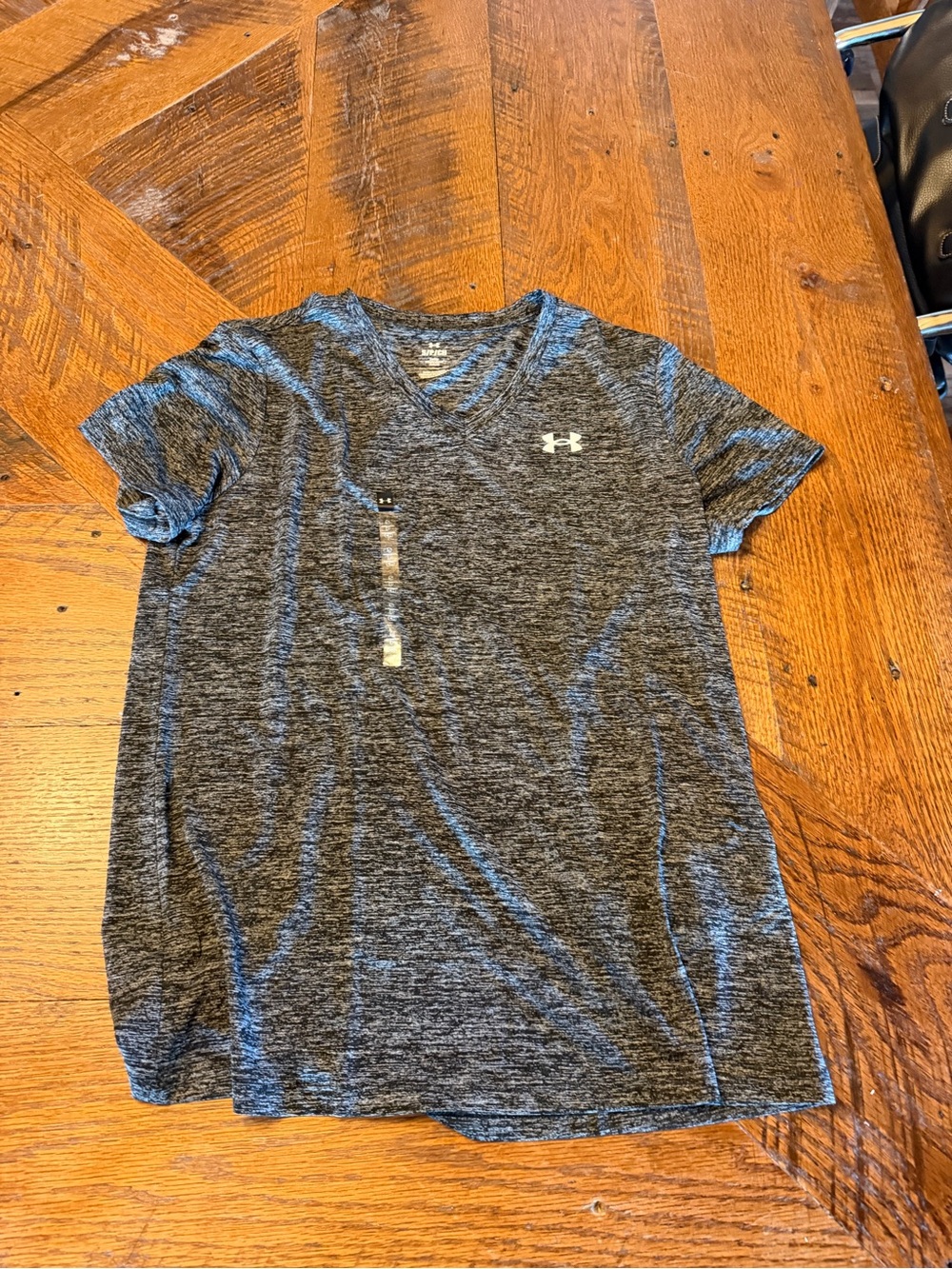 Under Armour Women’s Heathered Charcoal V-Neck Performance Tee Sz small